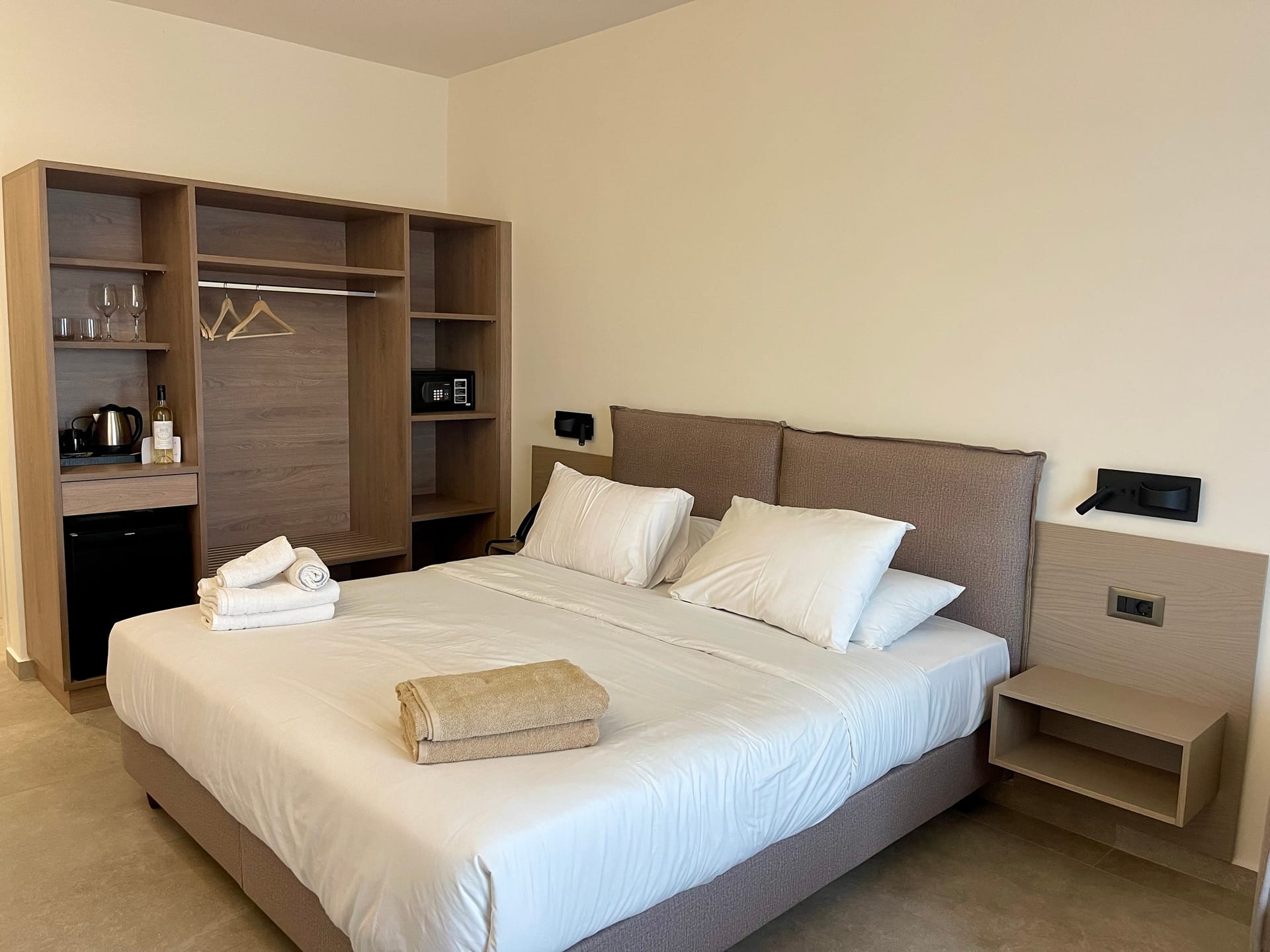 Lower Level Room with terrace fr