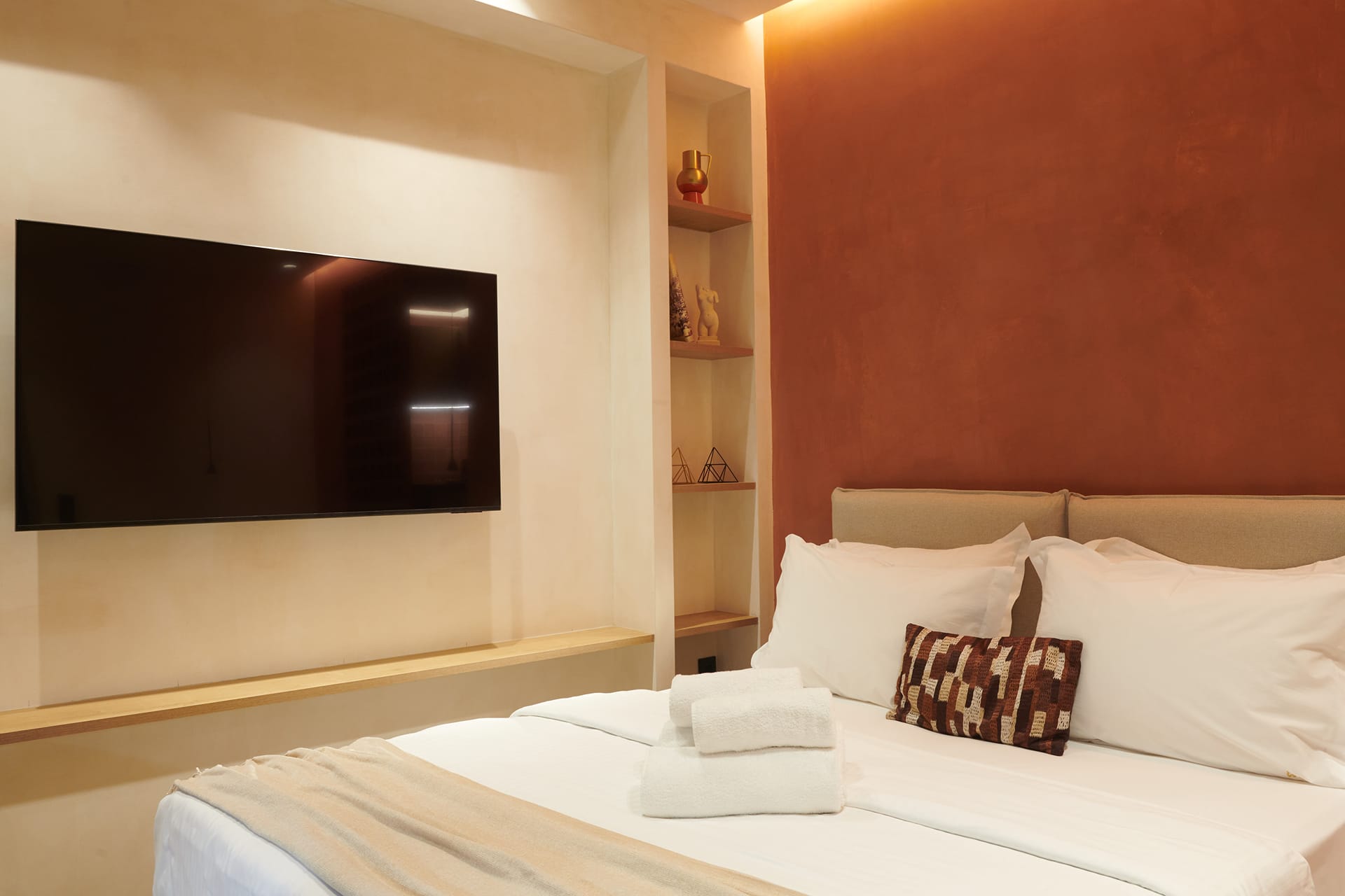 V13-Boho Suite (in Veranzerou Str. 13)