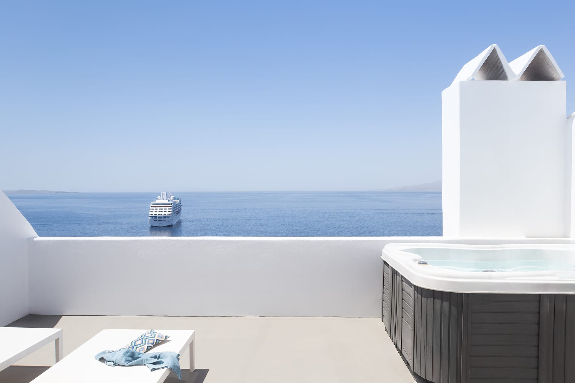 Deluxe Sea View Suite with Outdoors Jacuzzi