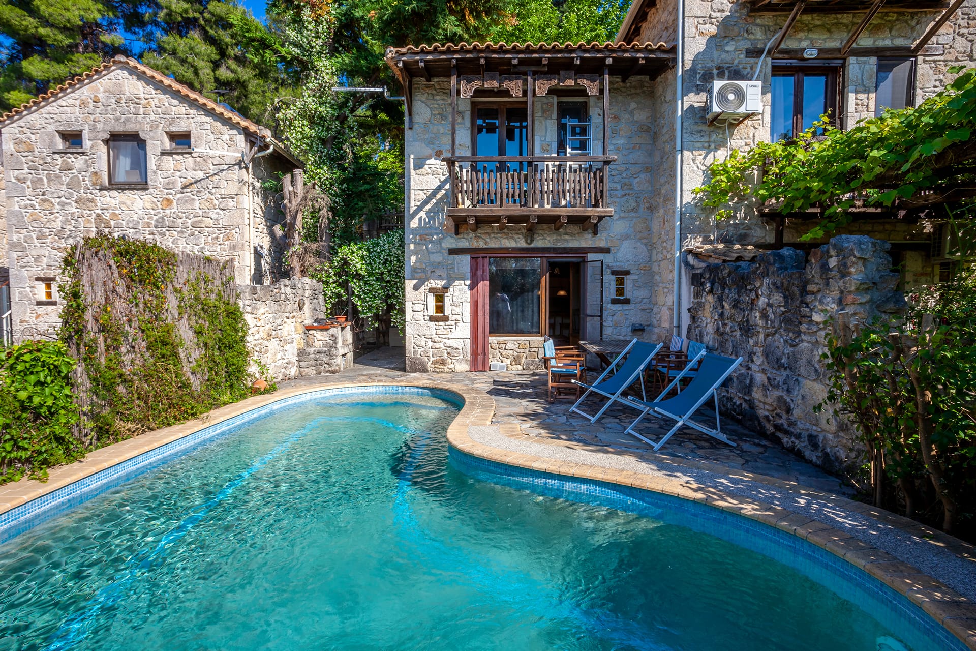 Forest stone Villa with pool Kriopigi