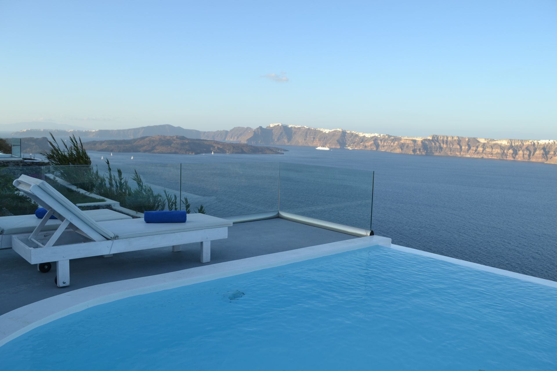 Junior Suite with Private Pool - Cliff edge Caldera Sea View