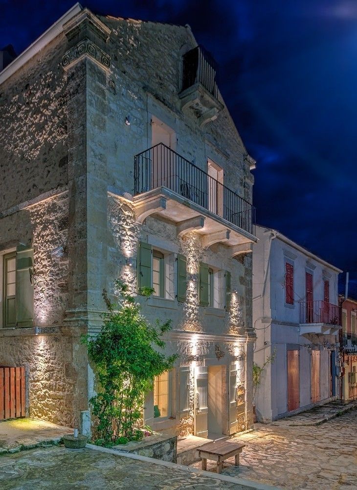https://www.google.gr/maps/place/Fiscardonna+Luxury+Suites/@38.4599198,20.576428,15z/data=!4m12!1m6!3m5!1s0x0:0x751a3ec5c42db8d!2sFiscardonna+Luxury+Suites!8m2!3d38.4599198!4d20.576428!3m4!1s0x0:0x751a3ec5c42db8d!8m2!3d38.4599198!4d20.576428