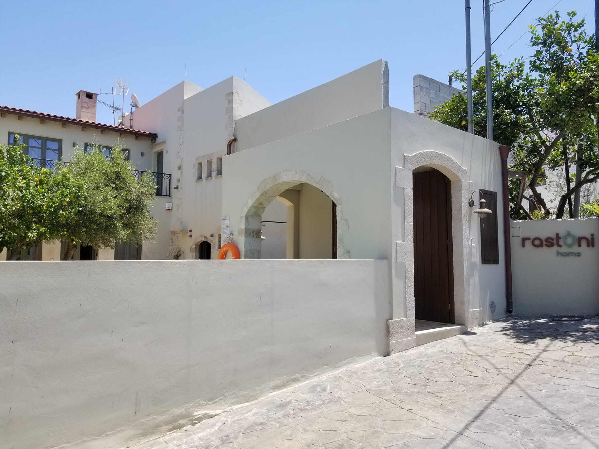 Then, 40m after passing by the village church, you will find yourself in front of the house (look left).