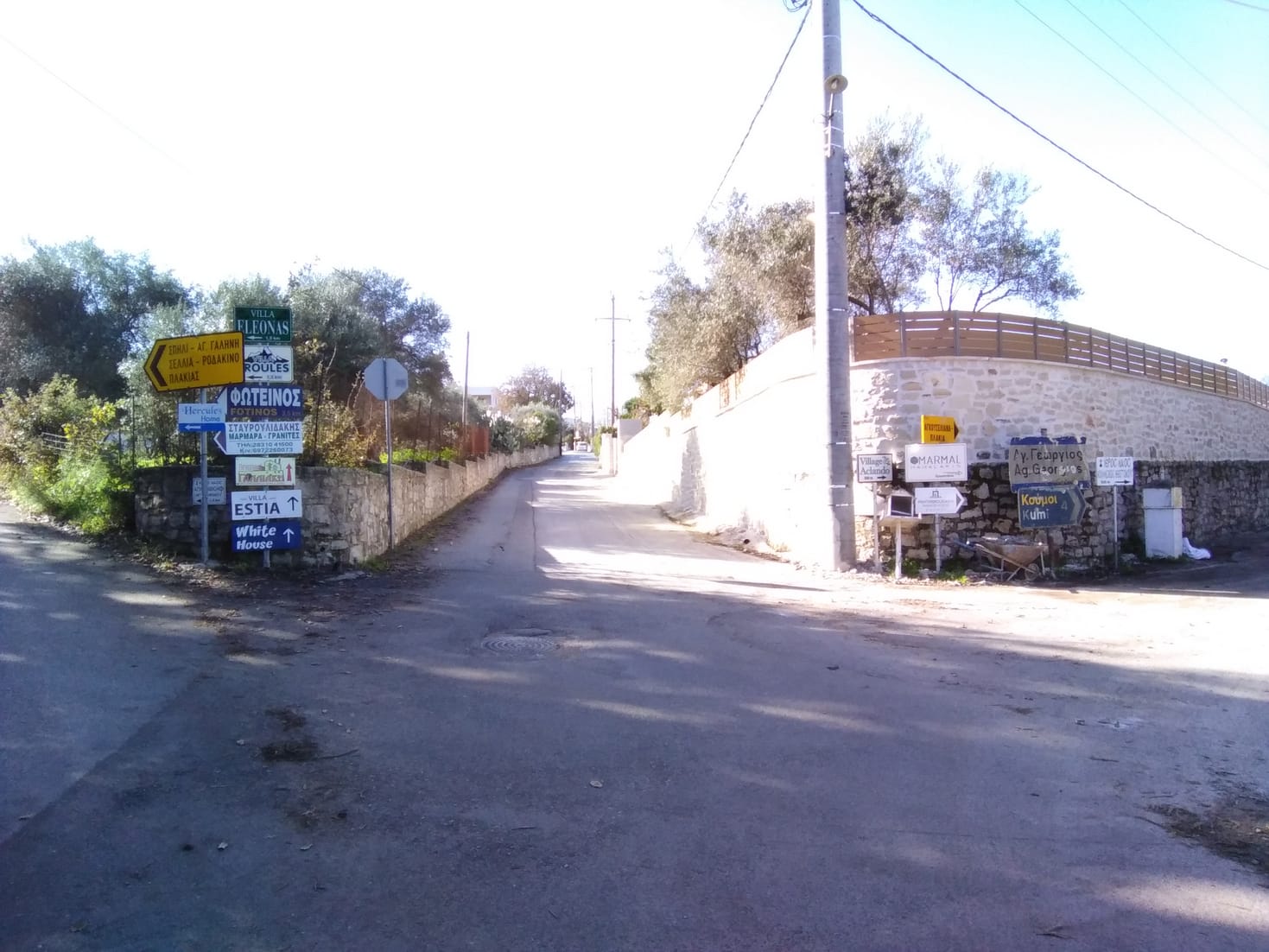 200 meters before the house, you will find yourself in front of a three-way intersection, as shown in this photo. There you should continue straight ahead, i.e. follow the middle road.