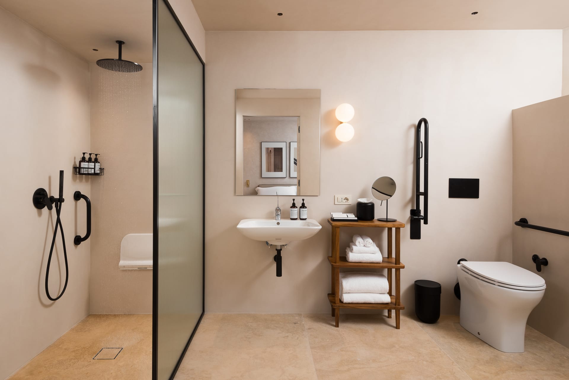 Large studio Ground level