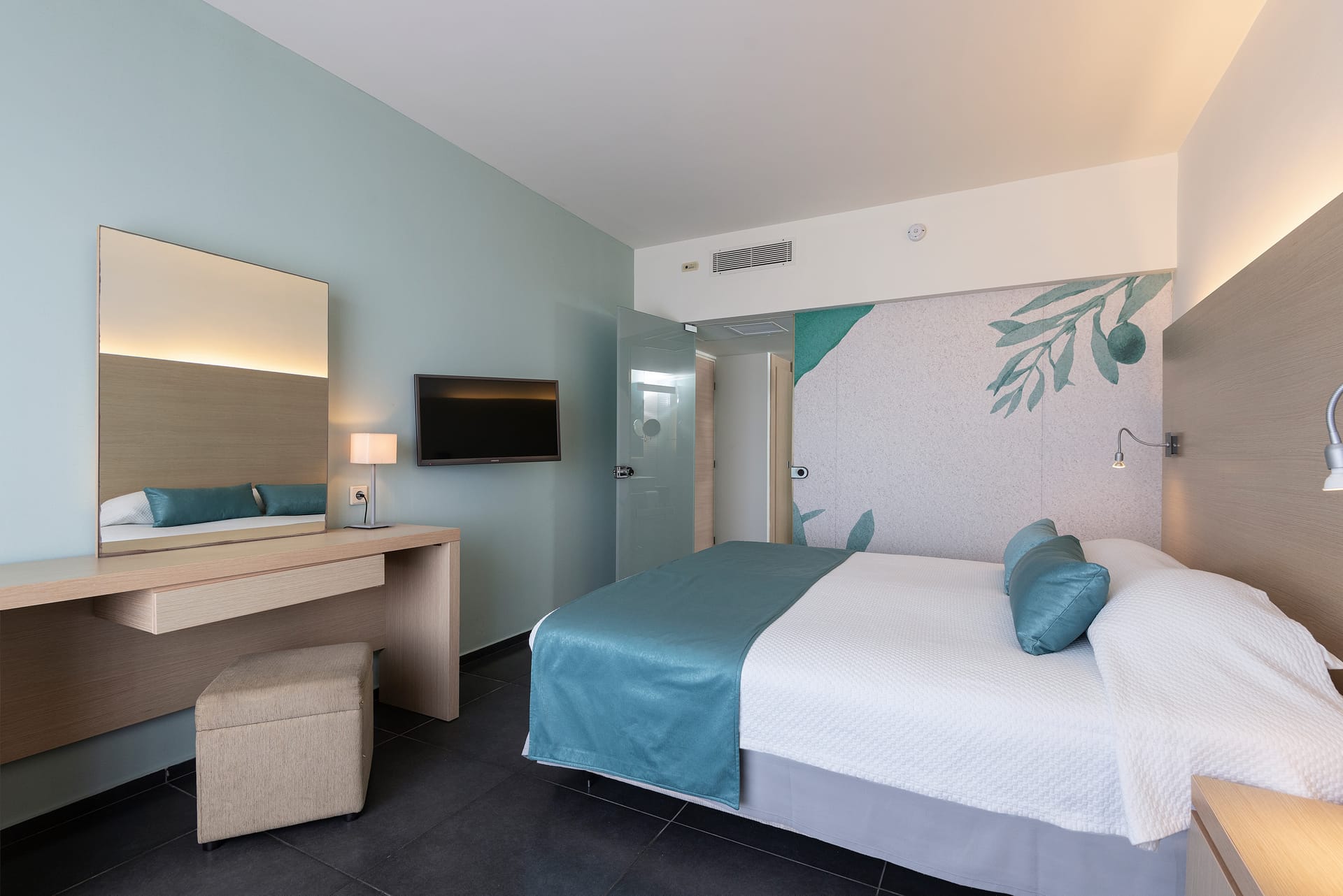 Suite Sharing Pool Sea View
