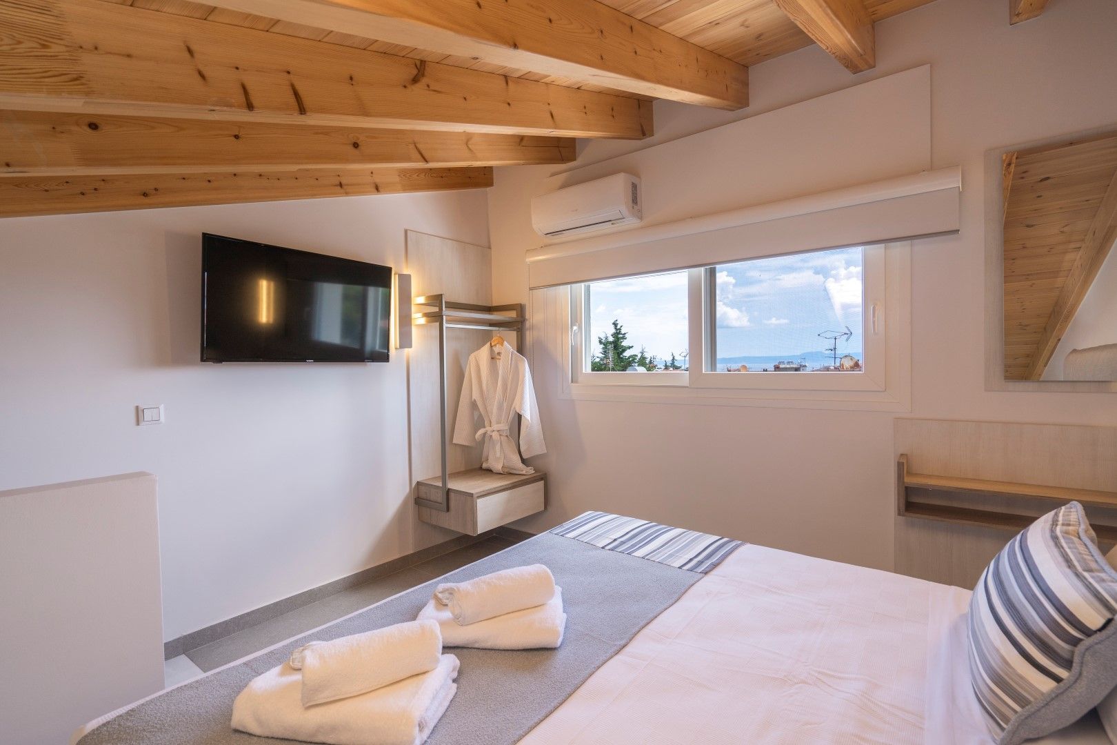 Deluxe Maisonette with Balcony Pool View