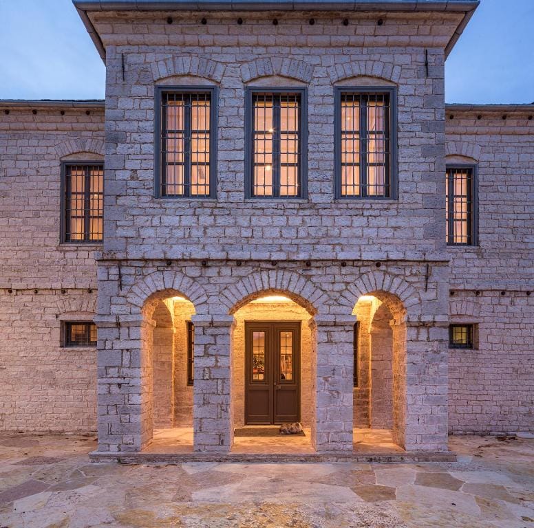 Monopatia Resort