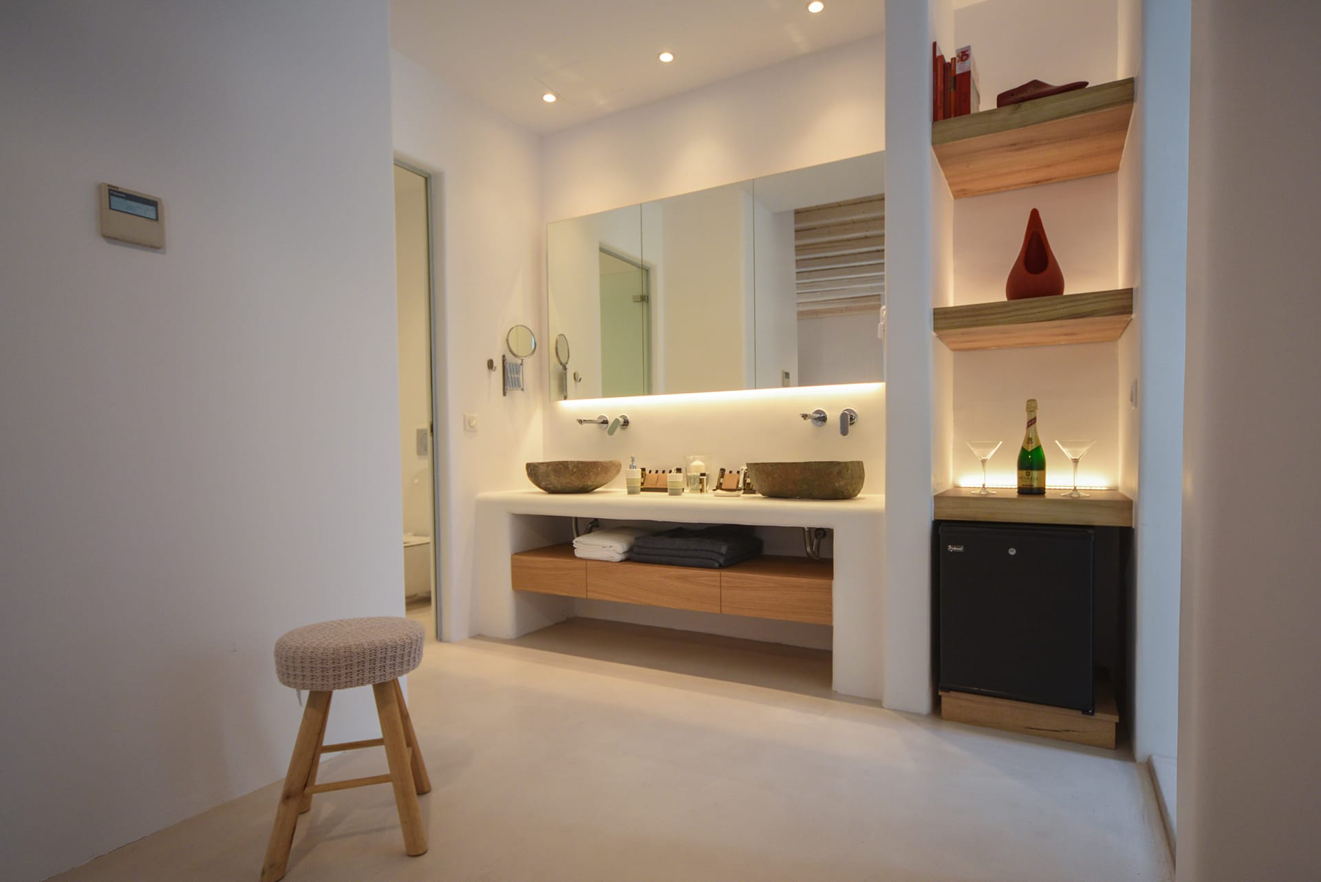 Deluxe Suite with Jetted Tub &amp; Pool View