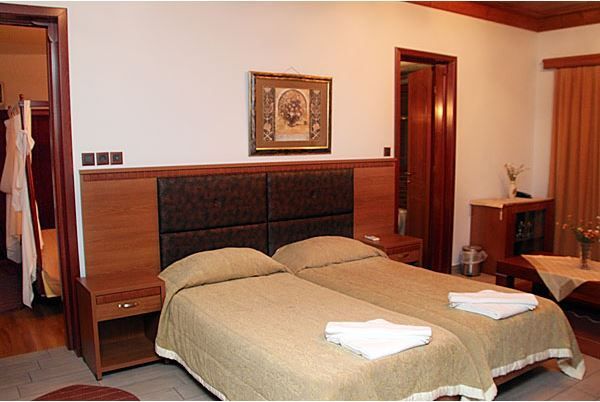 Mythos Hotel, Elatohori, Grčka — Family Room two spaces with Fireplace