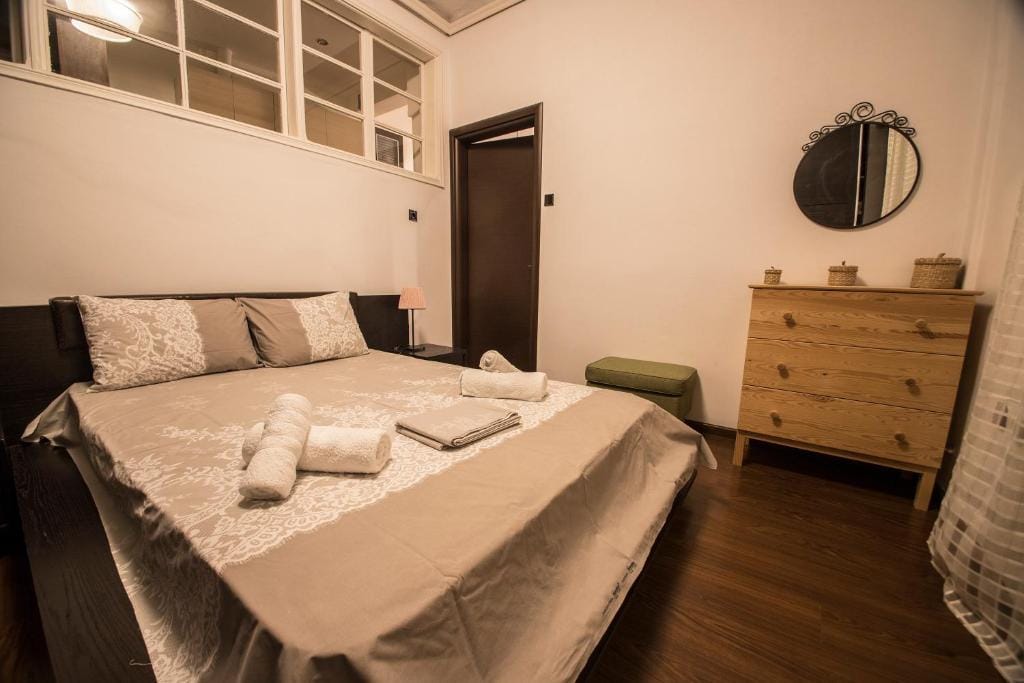 Octagon Apartment Isavron 8 Nilie Premium Hospitality Mgmt