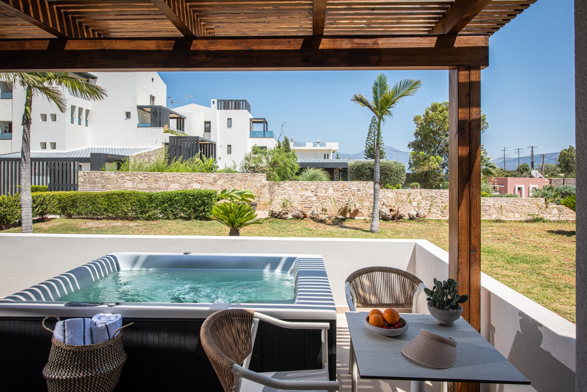 The River Suites, Agios Nikolaos, Grčka — Deluxe Suite with Jacuzzi