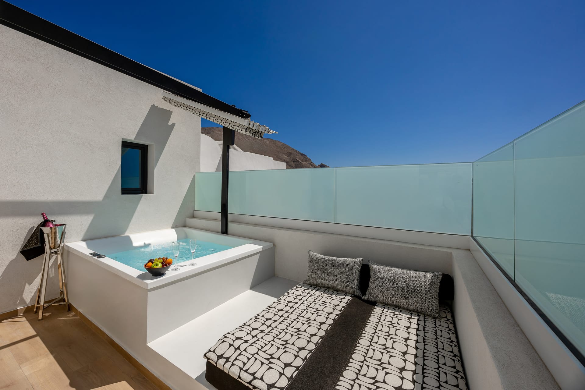 Santo Mangata Boutique Hotel Adults Only, Perisa, Grčka — Deluxe Suite with Outdoor Jetted Tub