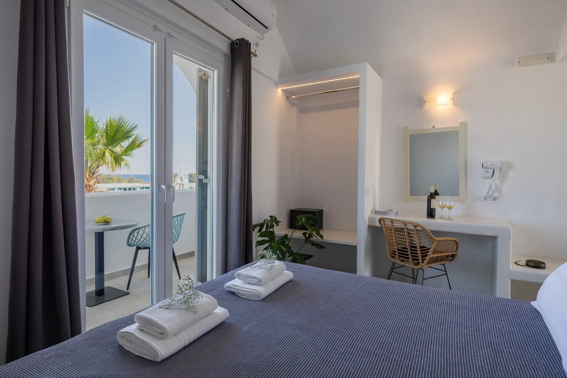 Sea View Bay Hotel Santorini, Perisa, Grčka — Family Room with Sea View
