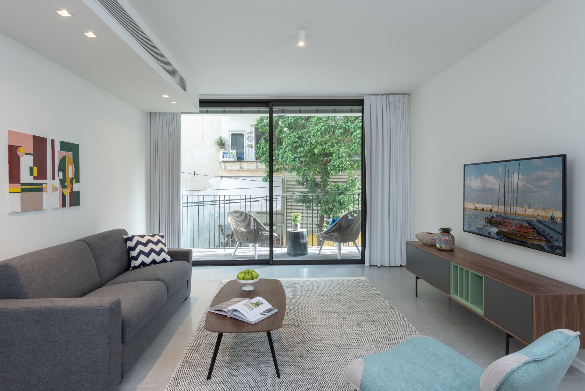 One Bedroom Apartment With Balcony