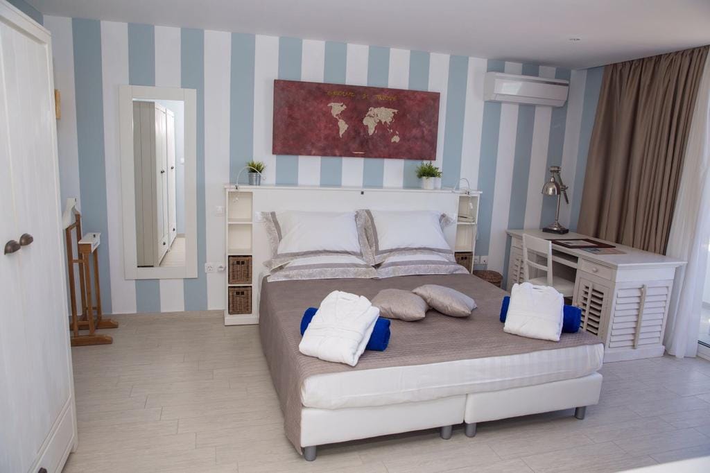 Junior Suite with Side Sea View