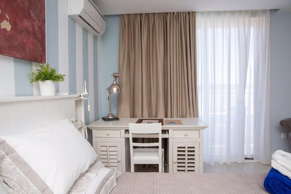 Junior Suite with Side Sea View