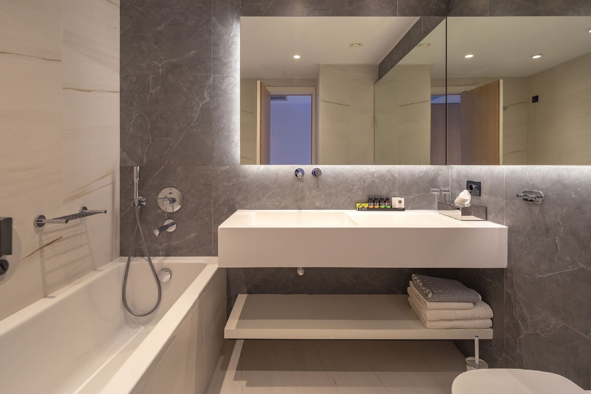 Suite with outdoor Jacuzzi & Panoramic Sea View
