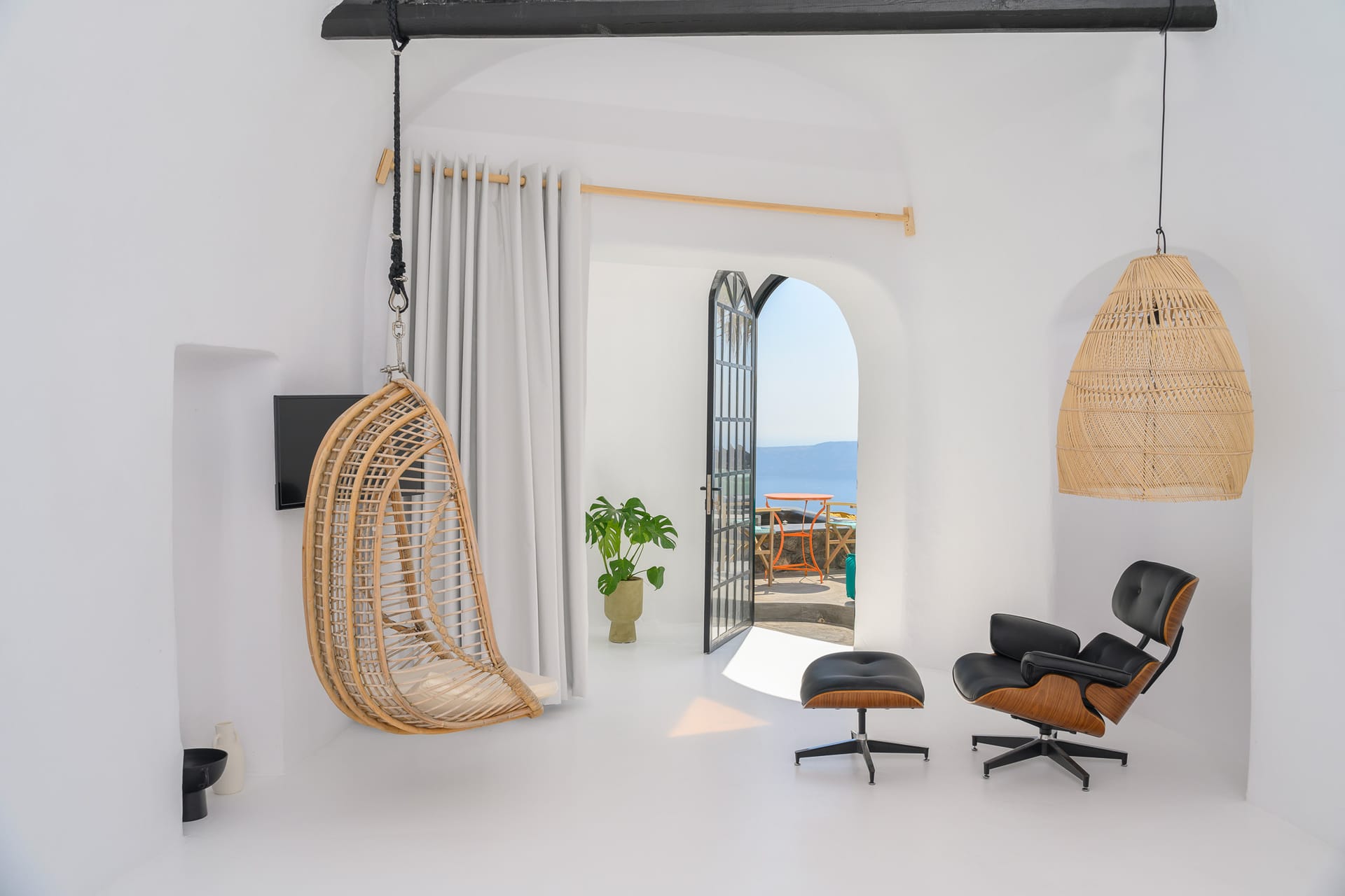 Helidonia Superior Suite with Outdoor Plunge Pool & Caldera View 4