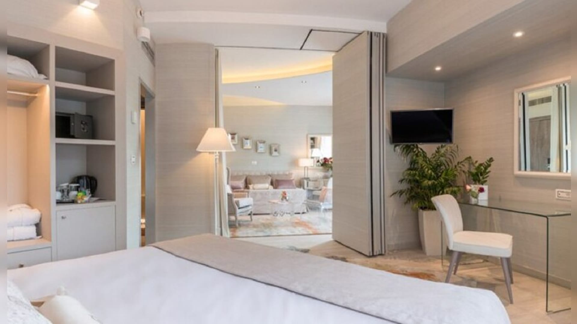 Saint George Lycabettus Lifestyle Hotel, Kolonaki, Grčka — Deluxe Suite With Corner Balcony & Lycabettus Hill View