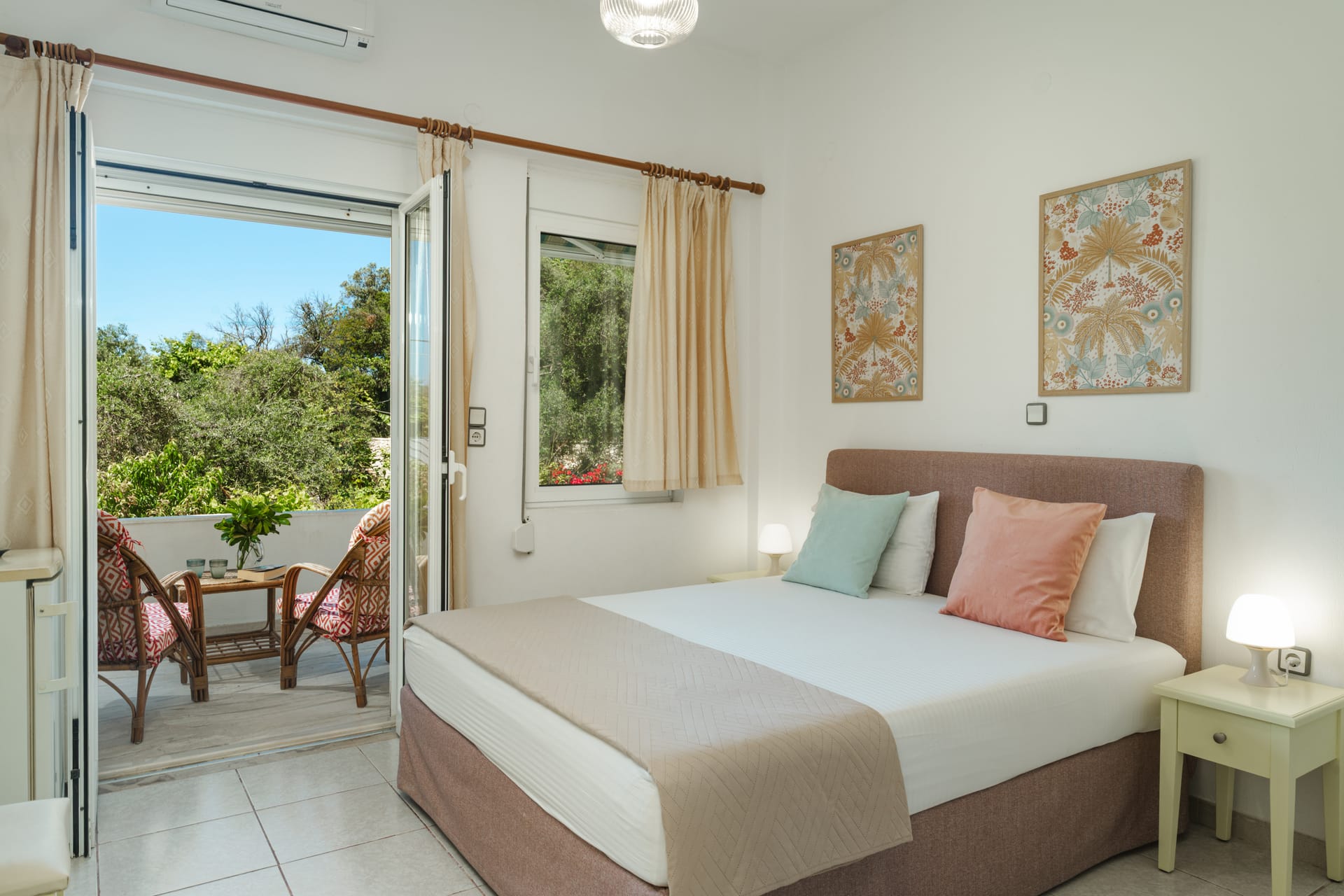 Theros Blu Parga, Sarakiniko, Grčka — Family Room with Large Balcony & Garden View