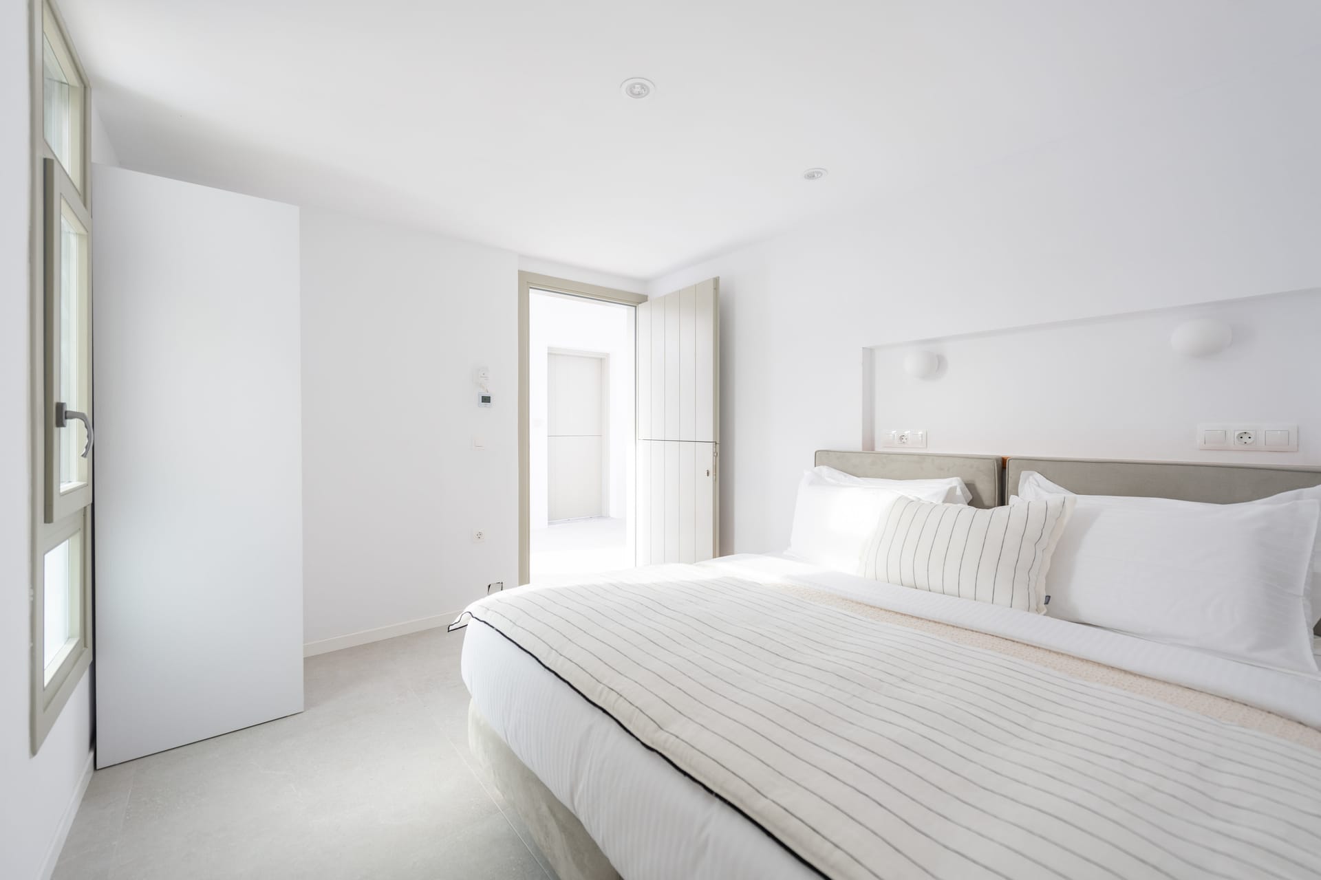 Comfort Two-Bedroom Upper Floor Apartment with Sea View
