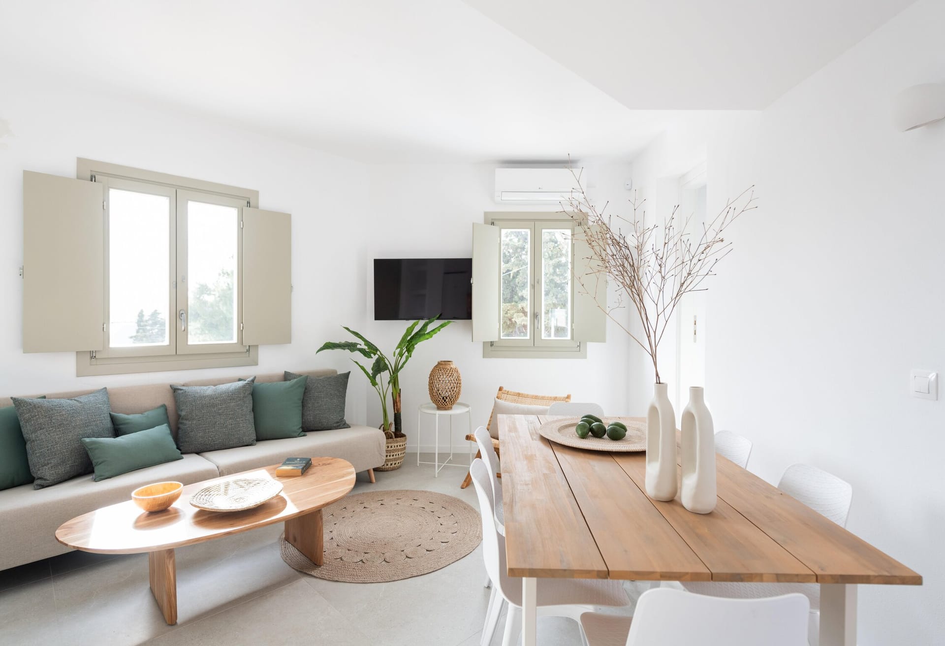 Comfort Two-Bedroom Upper Floor Apartment with Sea View