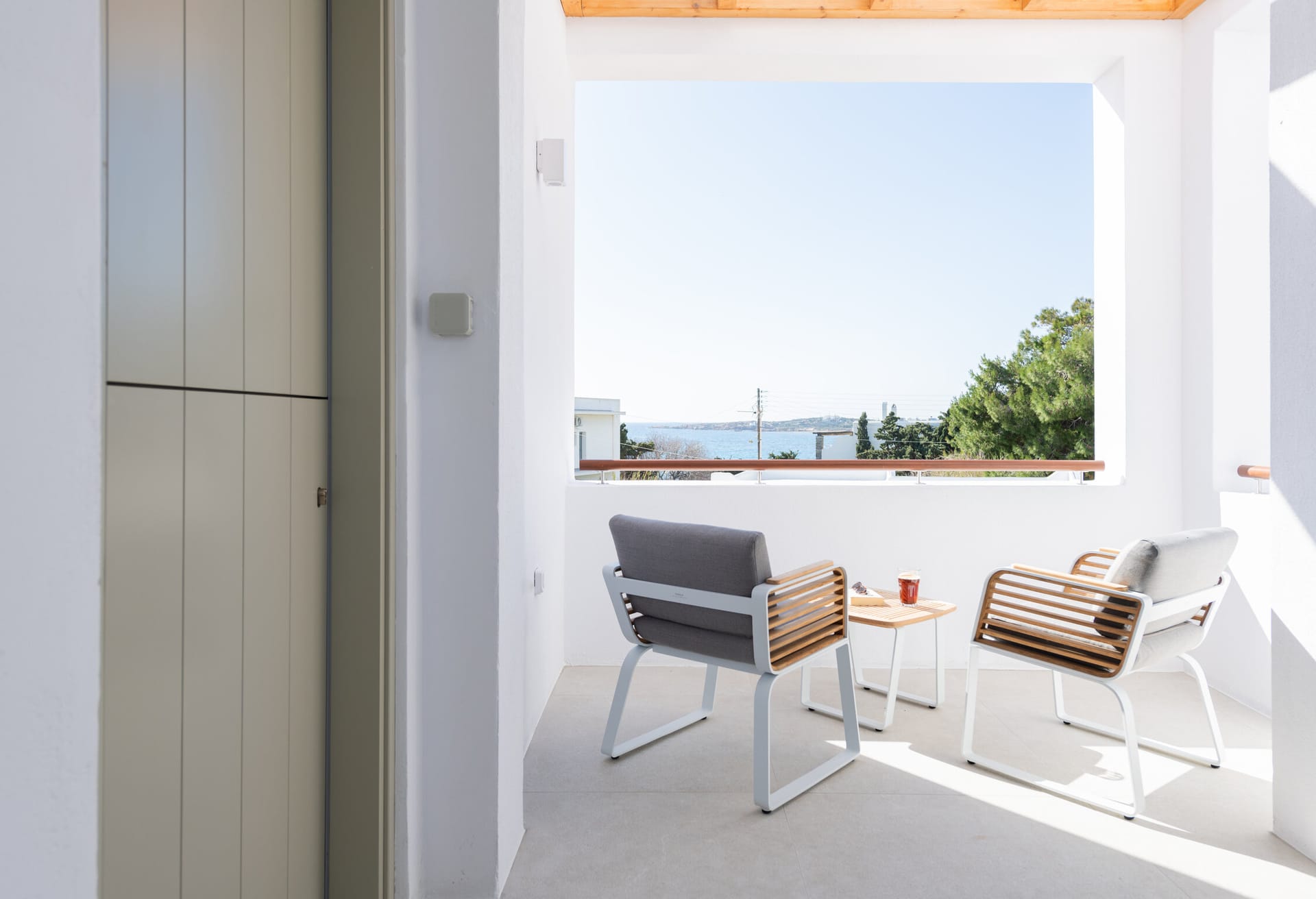 Comfort Two-Bedroom Upper Floor Apartment with Sea View