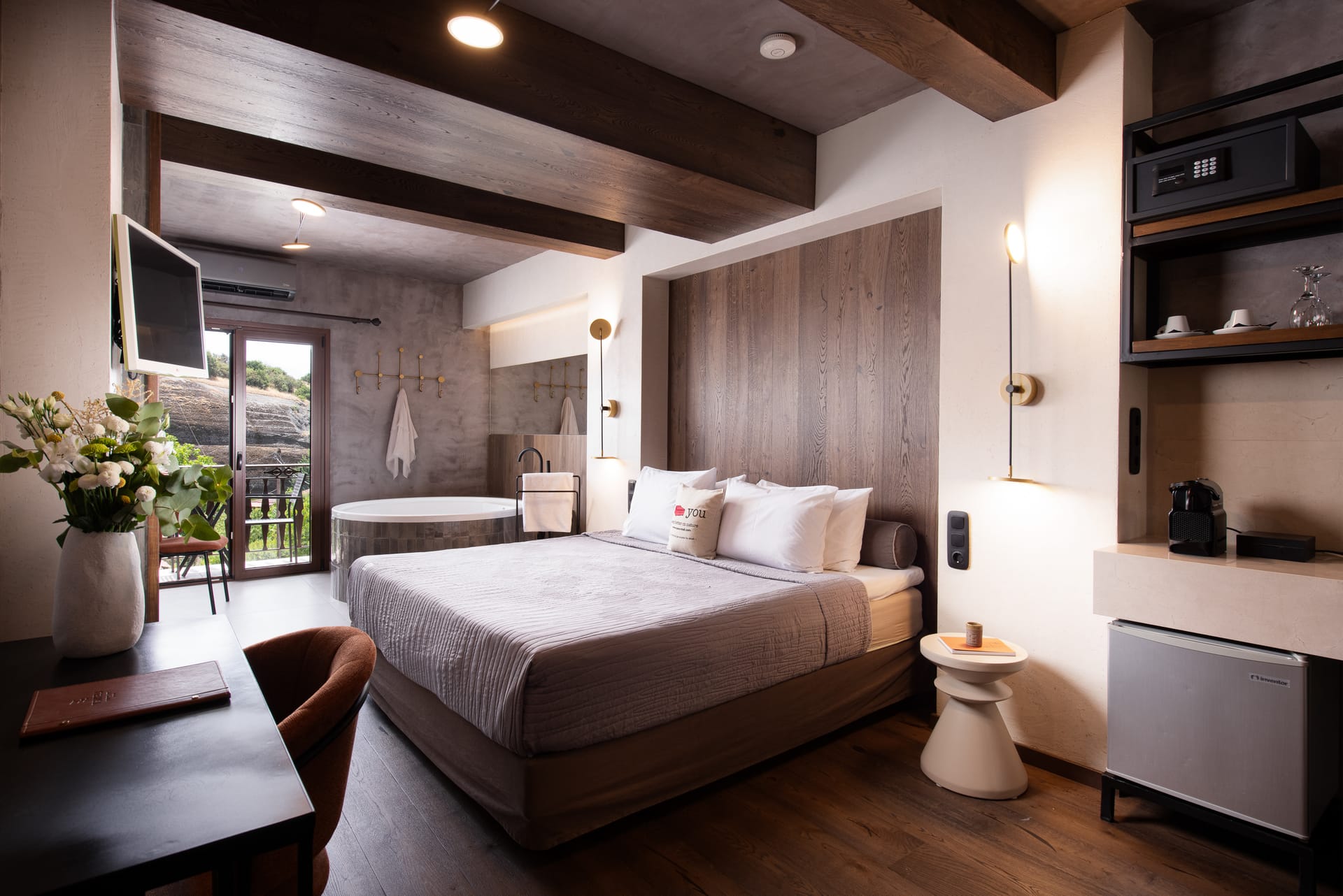 The Jacuzzi Suite with Fireplace & Steam Shower 30m²