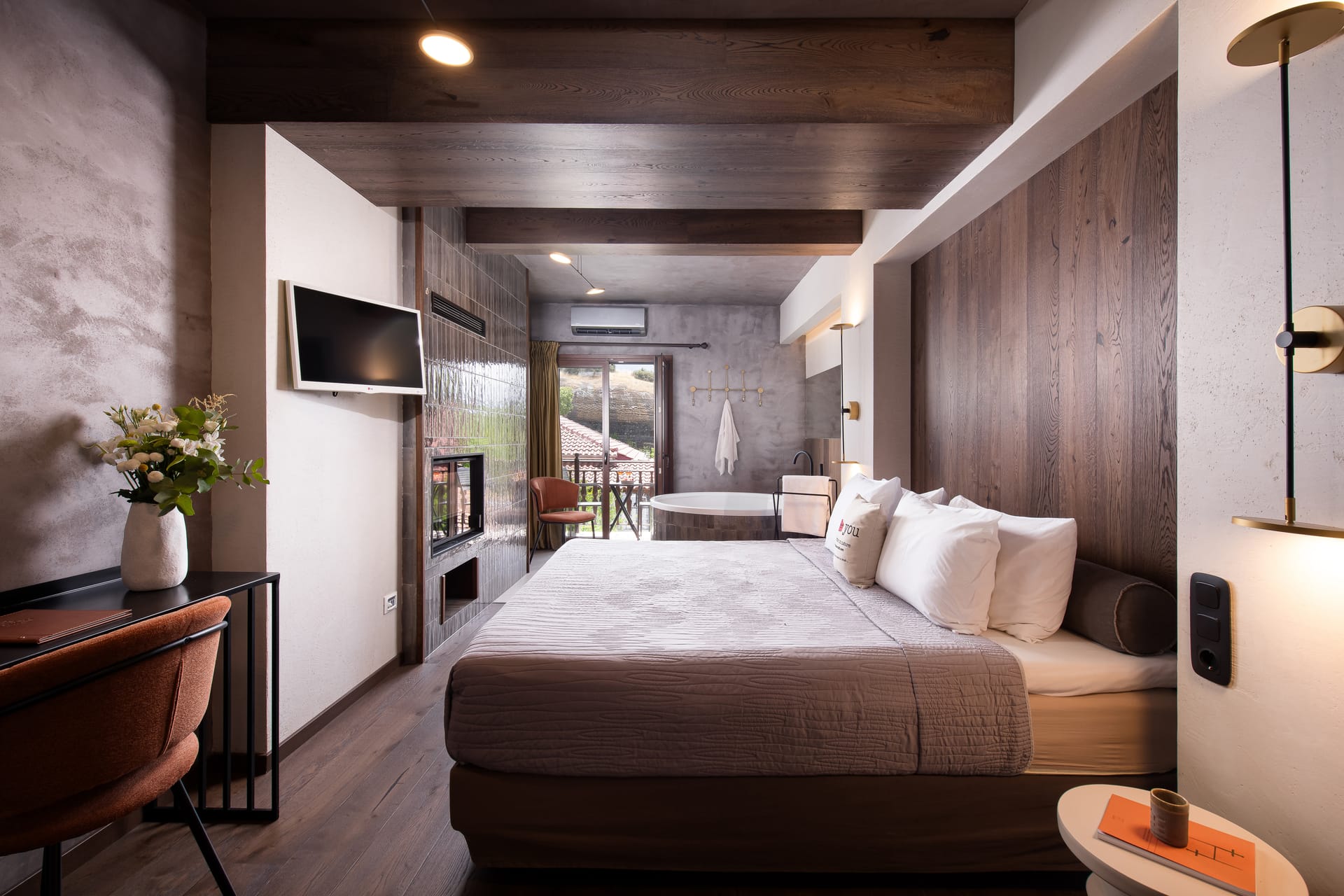 The Jacuzzi Suite with Fireplace & Steam Shower 30m²