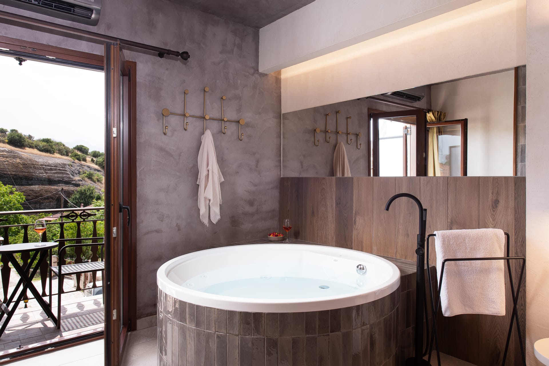 The Jacuzzi Suite with Fireplace & Steam Shower 30m²