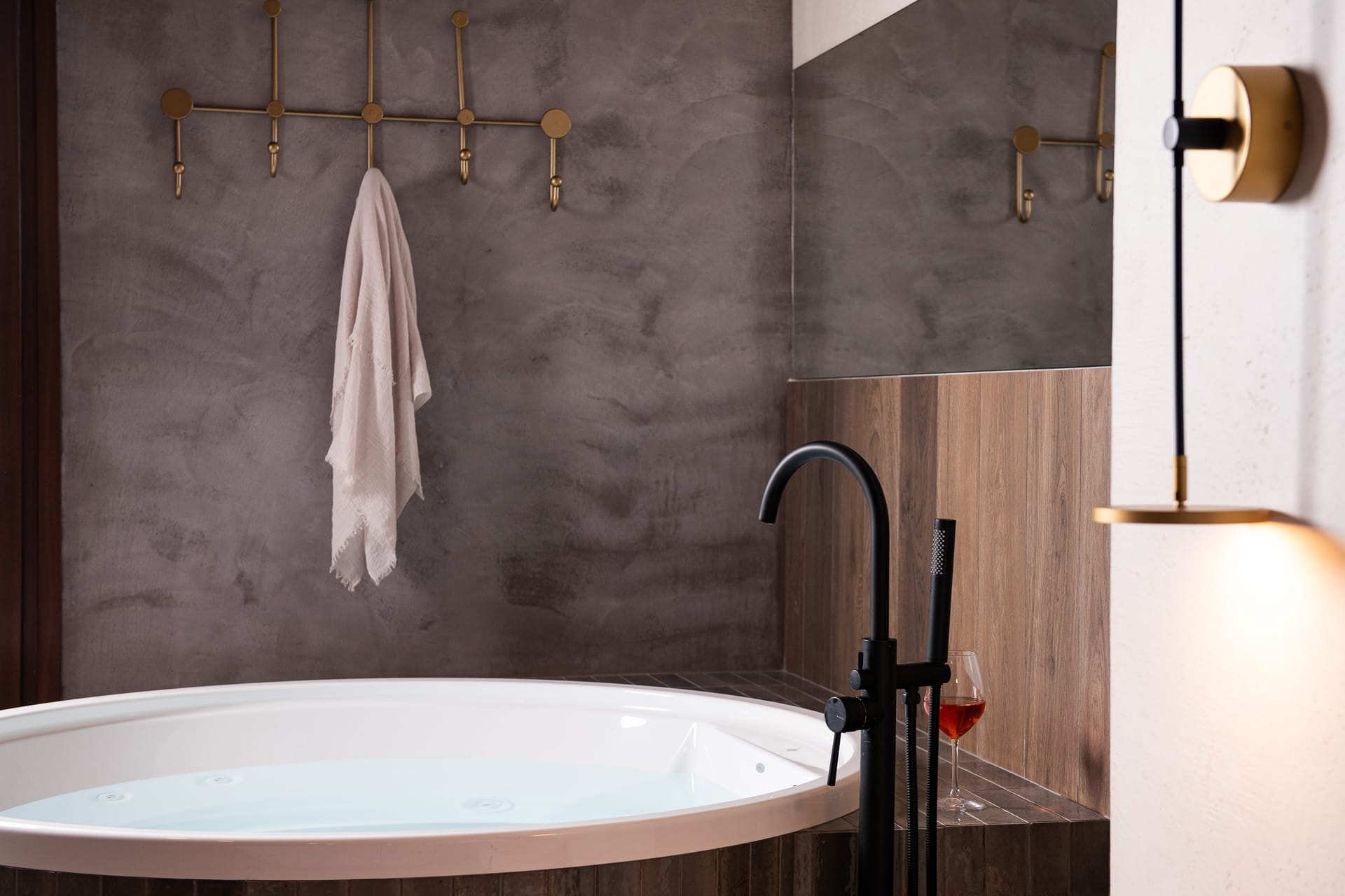 The Jacuzzi Suite with Fireplace & Steam Shower 30m²
