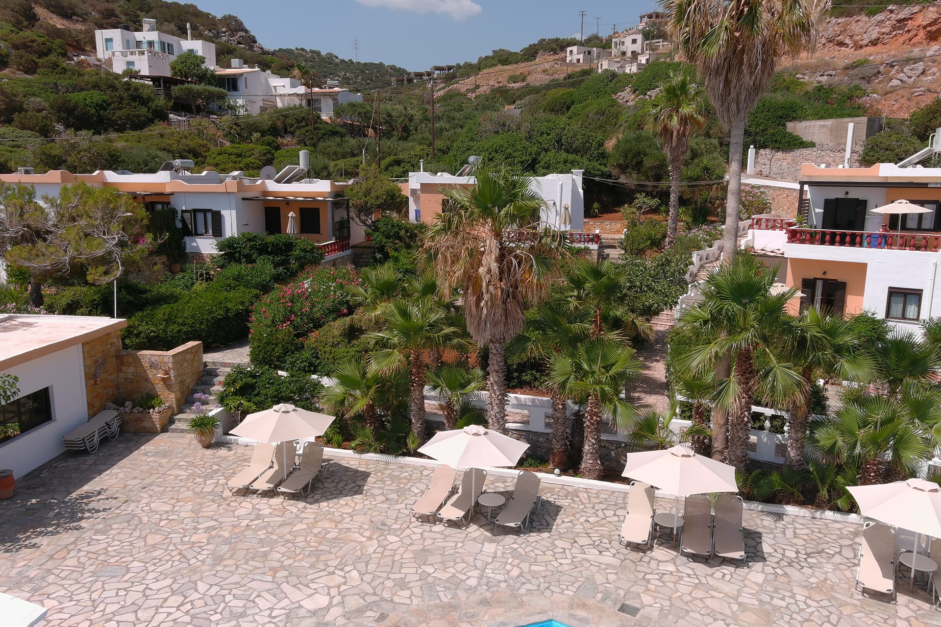 VANGELIS VILLAS 3 VILLAS & 2 APARTMENTS / 20 PAX