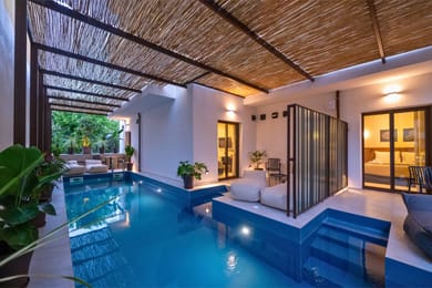 Swim-up King Suite w/ Balcony