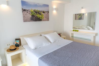 One-Bedroom Apartment with Caldera View