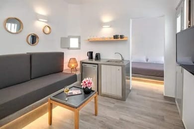 Deluxe Suite with indoor/outdoor Jacuzzi