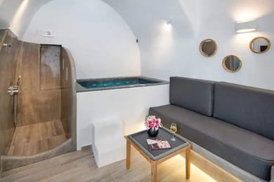 Deluxe Suite with indoor/outdoor Jacuzzi