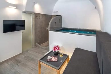 Deluxe Suite with indoor/outdoor Jacuzzi