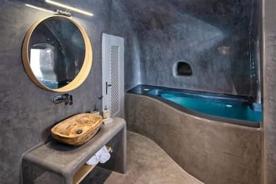 Deluxe Suite with indoor/outdoor Jacuzzi