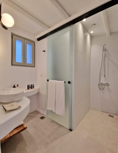 THE POND (Double Bed Space with Sea View and Private Swimming Pool)