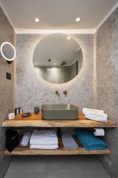 Superior East Side Open Sea View Room