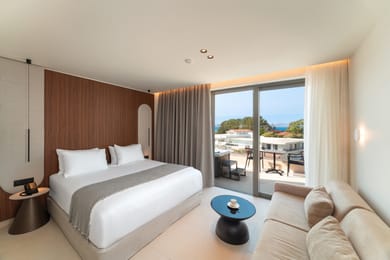 Superior High Floor Room with Panoramic Sea View & Jacuzzi 25m²