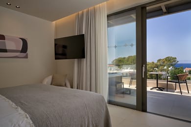 Superior High Floor Room with Panoramic Sea View & Jacuzzi 25m²