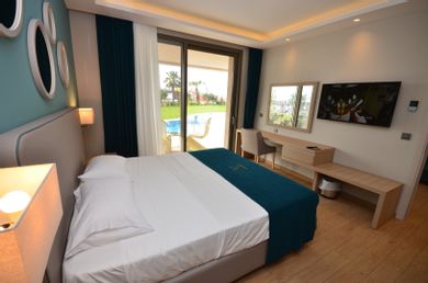 ONE BEDROOM SUITE SWIM UP