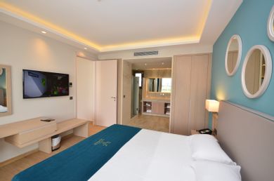 ONE BEDROOM SUITE SWIM UP