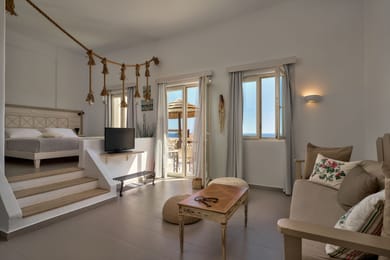 Poolfront Open Plan Suite with Sea View 40m²
