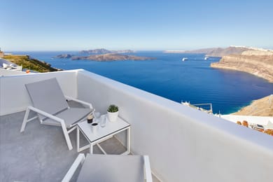 Red Suite with Full Privacy | Heated Plunge Pool and Caldera View