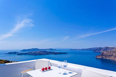 Red Suite with Full Privacy | Heated Plunge Pool and Caldera View