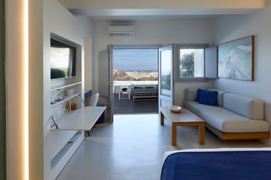Infinity Suite with Heated Plunge Pool and Caldera View