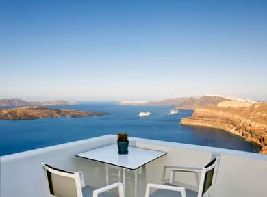 Junior Suite with Heated Plunge Pool on the Cliff Side and Caldera View